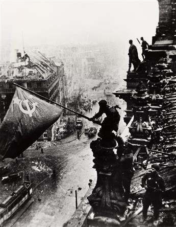 YEVGENY KHALDEI (1917-1997) A group of 5 variant photographs depicting Soviet soldiers raising the Communist Red Flag over the Reichsta